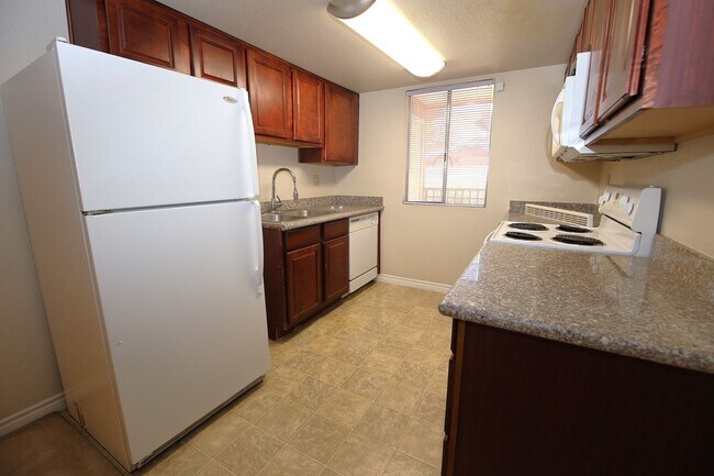 Building Photo - UPGRADED BELLA VITA 1 BEDROOM CONDO