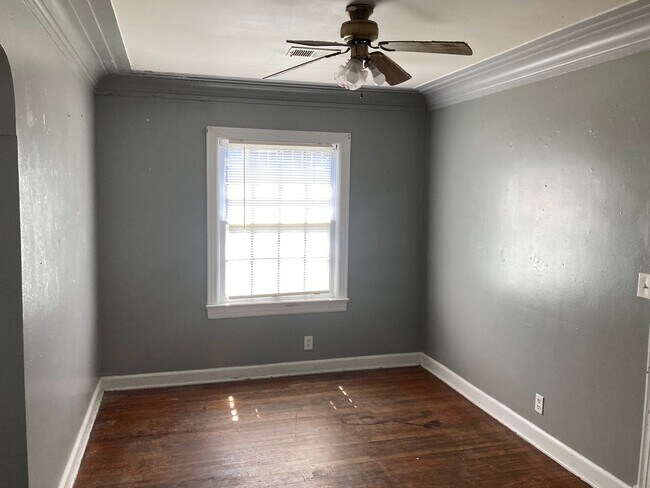 Building Photo - 3 bedroom / 1 Bathroom House