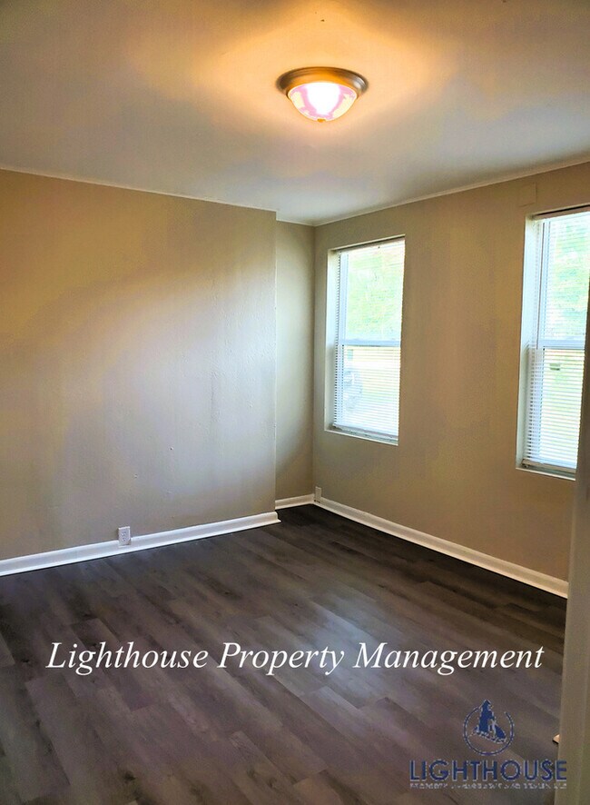 Building Photo - NEWLY RENOVATED 3 bed/2 bath!