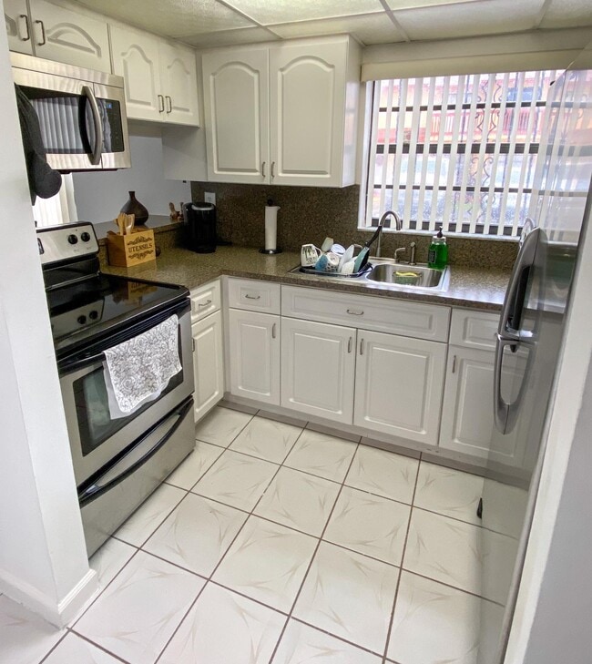 Building Photo - 2221 W 52nd St