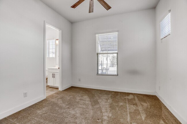 Building Photo - 8723 W Vista Ave