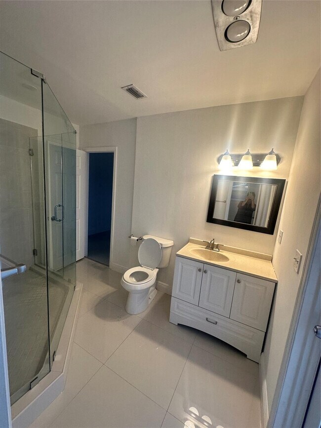 Building Photo - 2810 NE 60th St