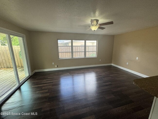 Building Photo - 10 Scott Ln