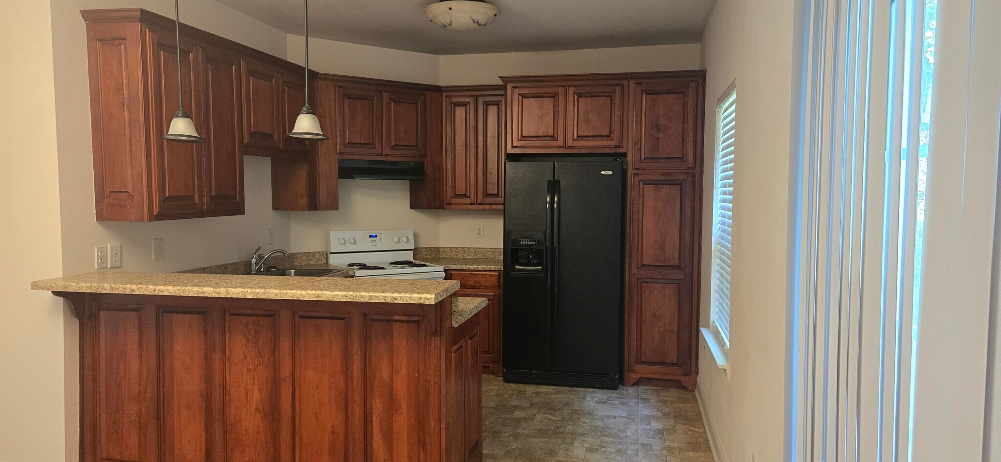 Kitchen - 122 Crown Point Dr