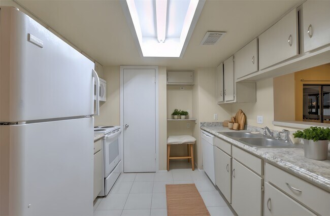 Building Photo - 9009 Richmond Ave.