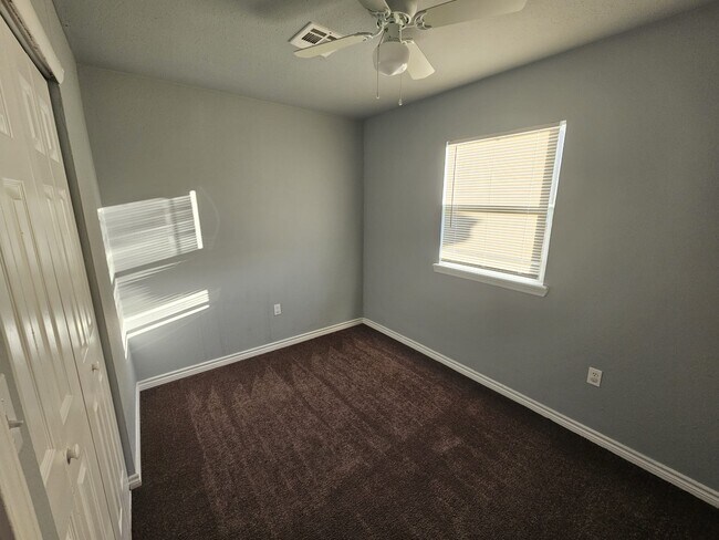 Building Photo - 411 NW Greenmeadow Dr