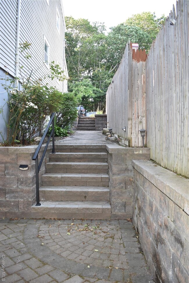 Building Photo - 30 Willow Rd