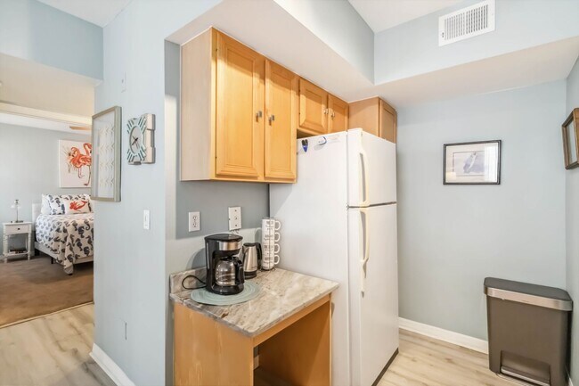 Building Photo - Beautiful furnished 2/2 unit becoming avai...