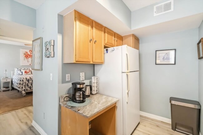 Building Photo - Beautiful turnkey ready 2/2 unit available...