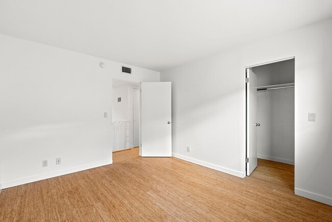 Building Photo - Gorgeous 3+3 Private Single Family Townhou...