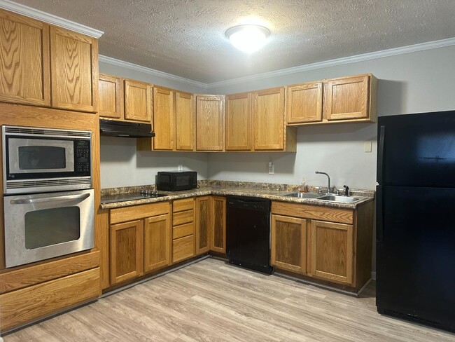 Building Photo - 5843 Memphis St