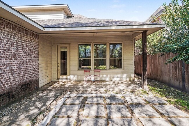 Building Photo - Beautiful home with classic styling, minutes away from Uptown, Oak Lawn, Cityplace, and Lower Gre...