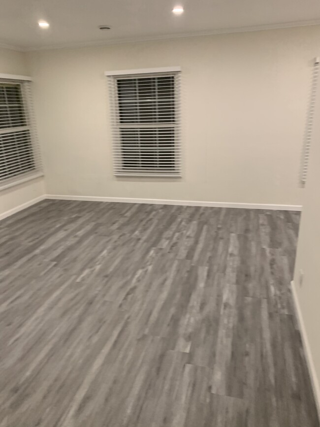 Building Photo - 6402 W 86th Plz