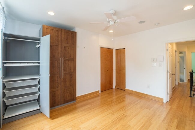 Building Photo - Wonderful East Passyunk Three Bedroom Home
