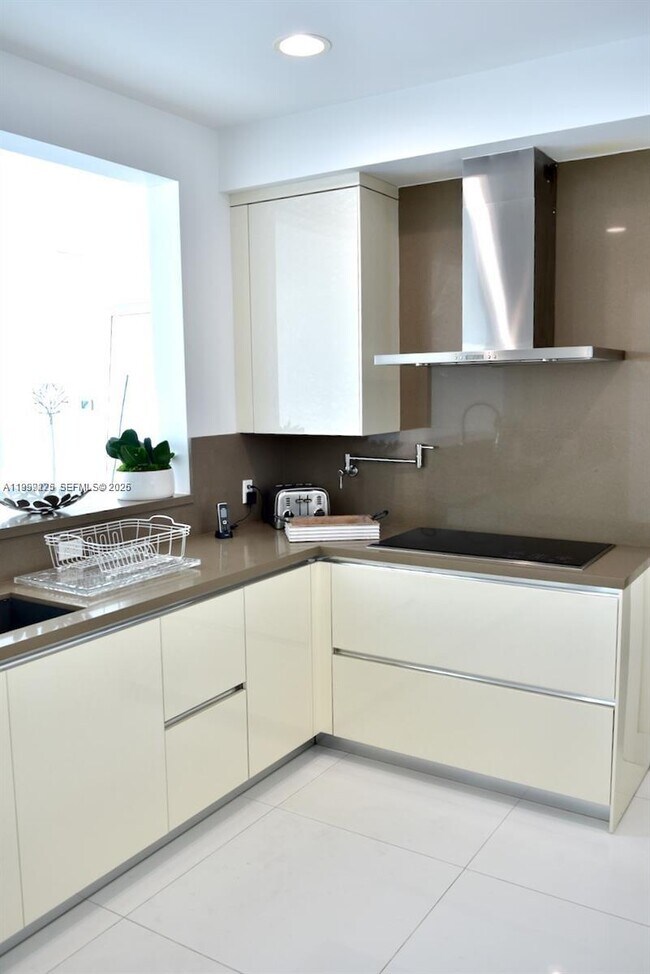 Building Photo - 17475 Collins Ave