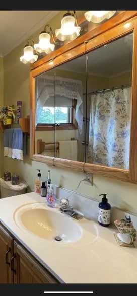 Full Bath - 10 Richard St