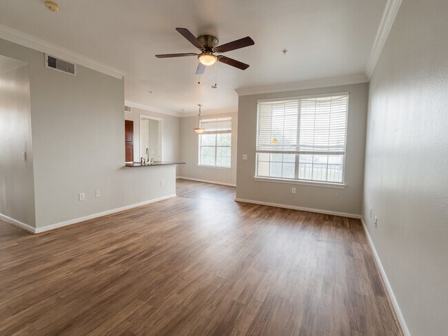 Building Photo - 7575 Kirby Dr