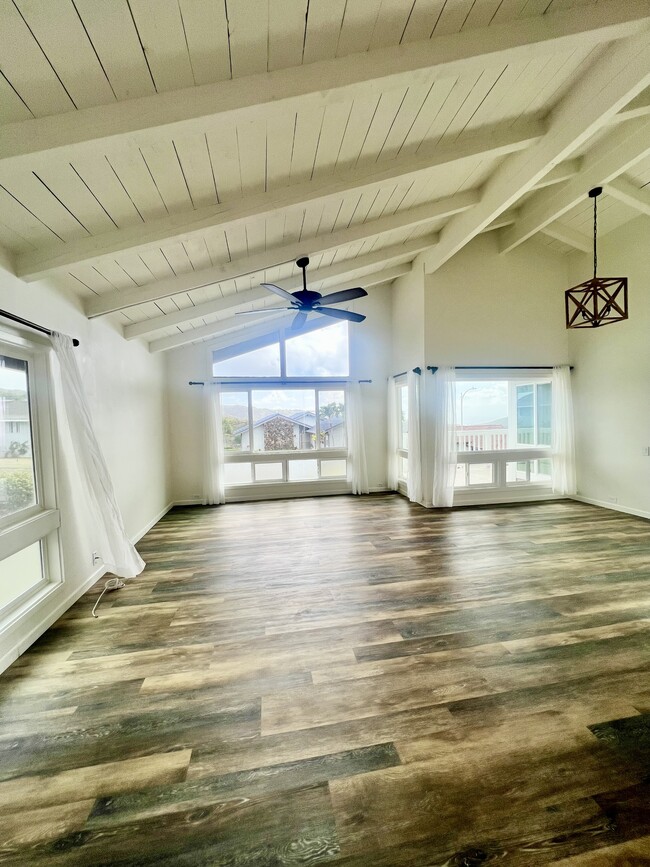 Building Photo - 956 Kaluanui Rd