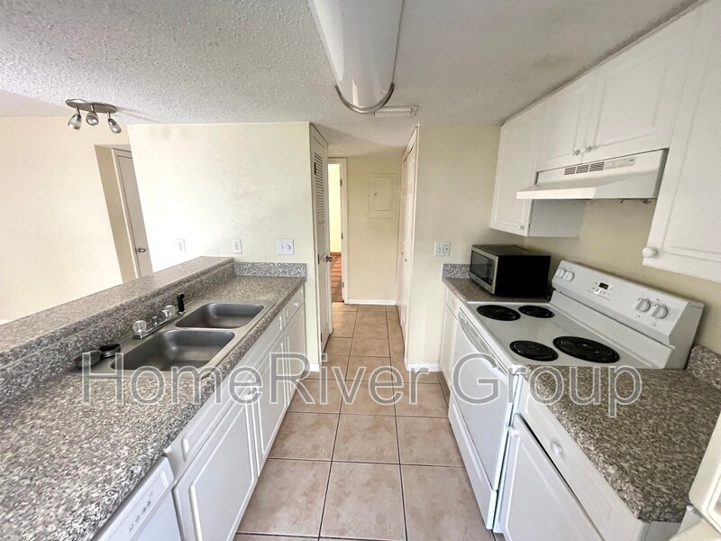 Building Photo - 8517 Lincoln Cove Dr