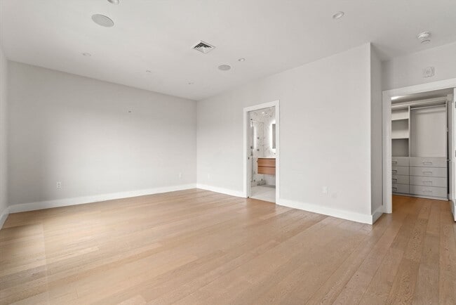 Building Photo - 51 Silver St