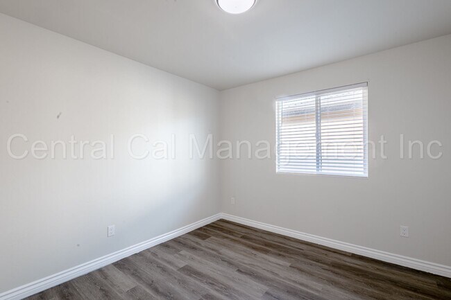 Building Photo - 541 Walker St