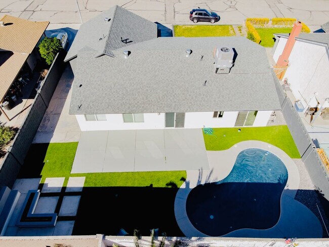 Building Photo - Modern 3 Bd, 2.5 Bth, Remodeled Open Floor plan Chef's Kitchen