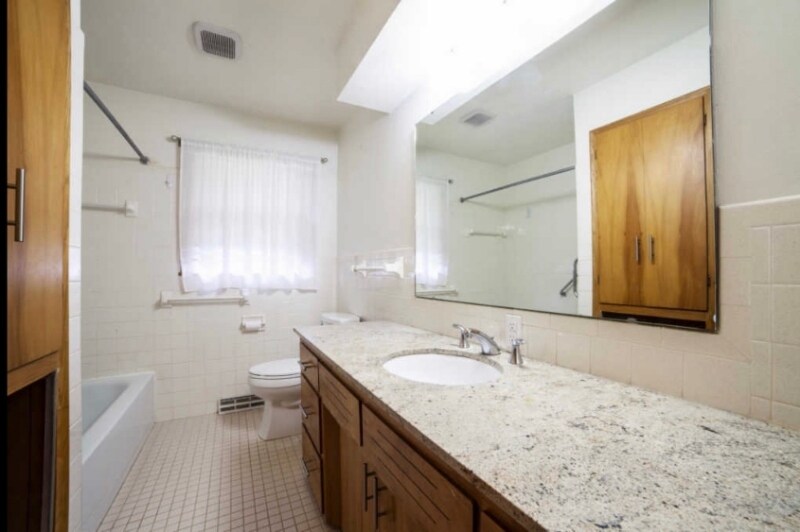 Building Photo - 2307 S Virginia Ave