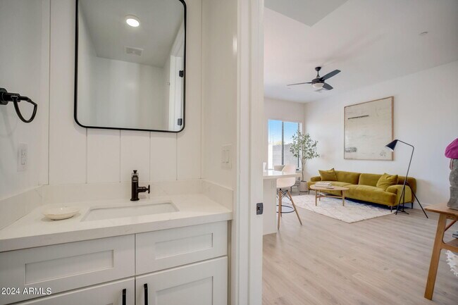 Building Photo - 777 W Coolidge St