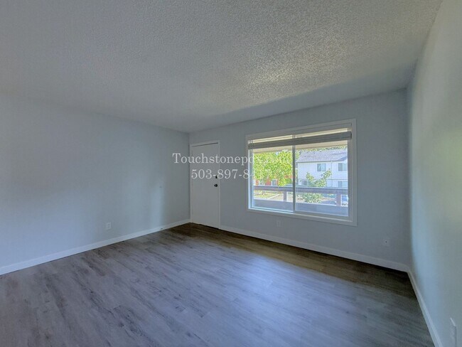 Building Photo - Inviting East Portland Apartment with Bright Living and Everyday Comfort