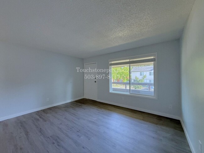 Building Photo - Upper Level Apartment with Bright Living and Everyday Comfort