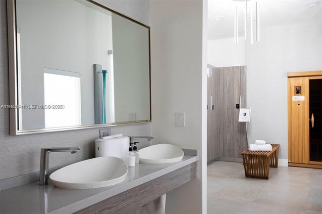 Building Photo - 4775 Collins Ave