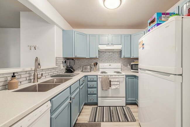 Building Photo - 3 Bed | 3.5 Bath | Modern & Spacious Townhome