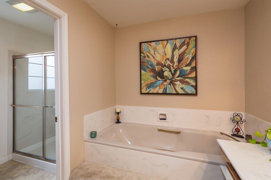 Master bathroom - 304 Titleist Ct