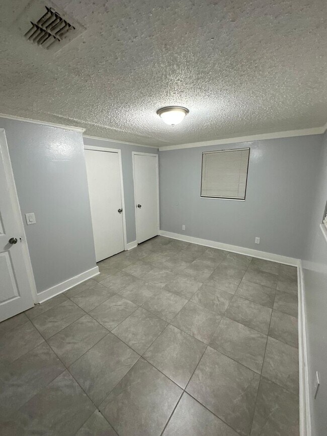 Building Photo - Fully Renovated 3/1 Single Family Available Now!