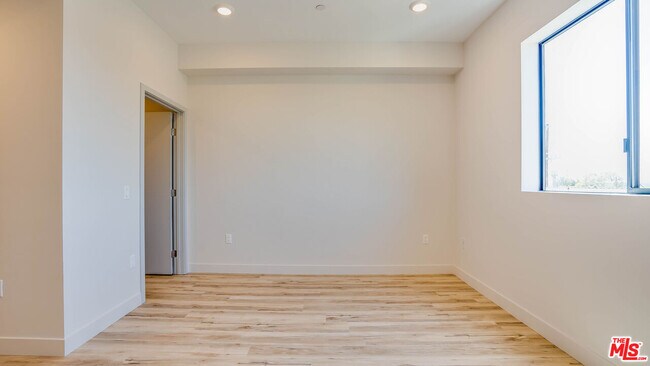 Building Photo - 1540 S Hayworth Ave