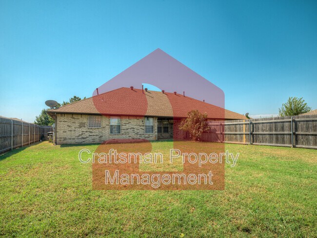 Building Photo - 2707 Silvertree Dr