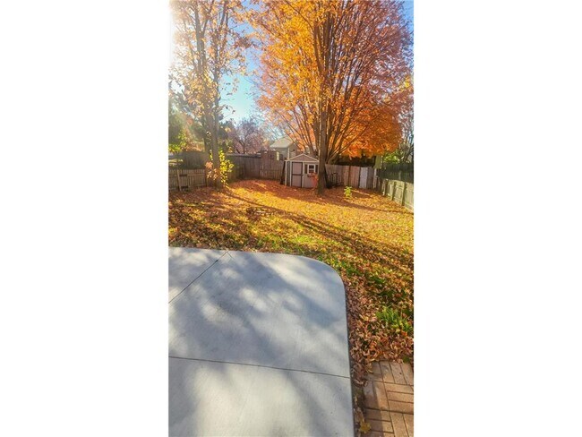 Building Photo - 9 Heights Rd NE