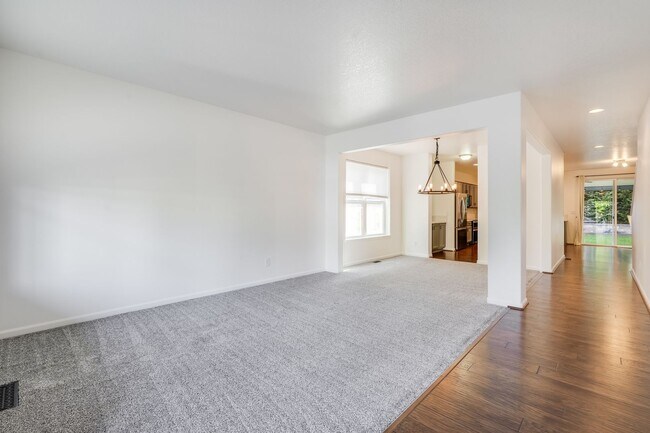 Building Photo - Beautiful 4 bed, 2.5 bath rental home in Oatfield Neighborhood Milwaukie!