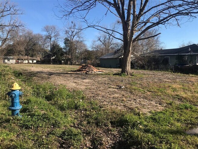 Building Photo - 530 Raymac St