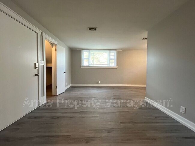 Building Photo - 1100 S 25th St