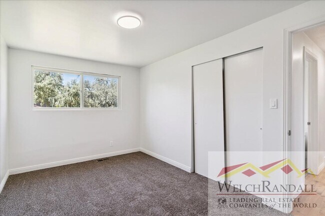 Building Photo - Charming Single Family Home in Hooper