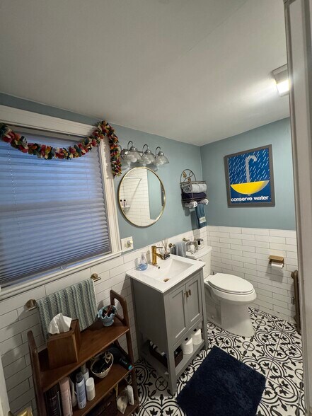 1st Floor Bathroom - 15 Court St