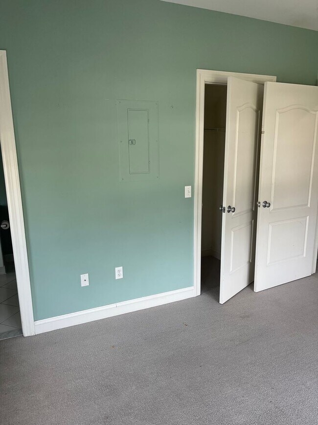 Building Photo - Modern 2 Br 1 Full / 2 half Bath Braintree Condominium