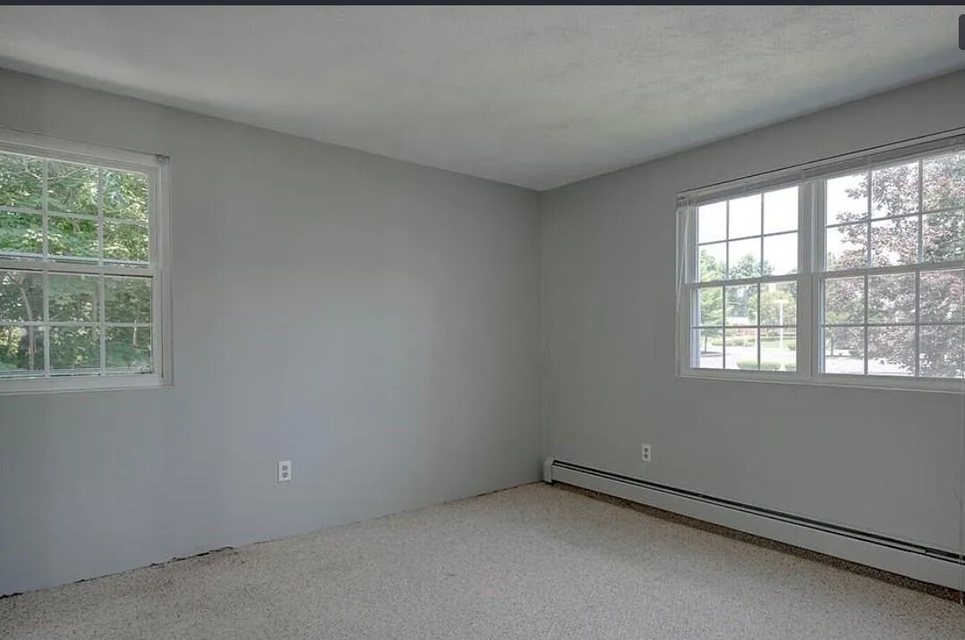 Building Photo - 10 Karen Cir