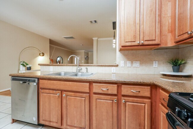 Building Photo - 2865 Westhollow Dr
