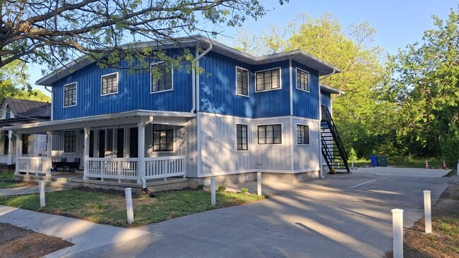 Building Photo - 306 Maplewood Ave NE