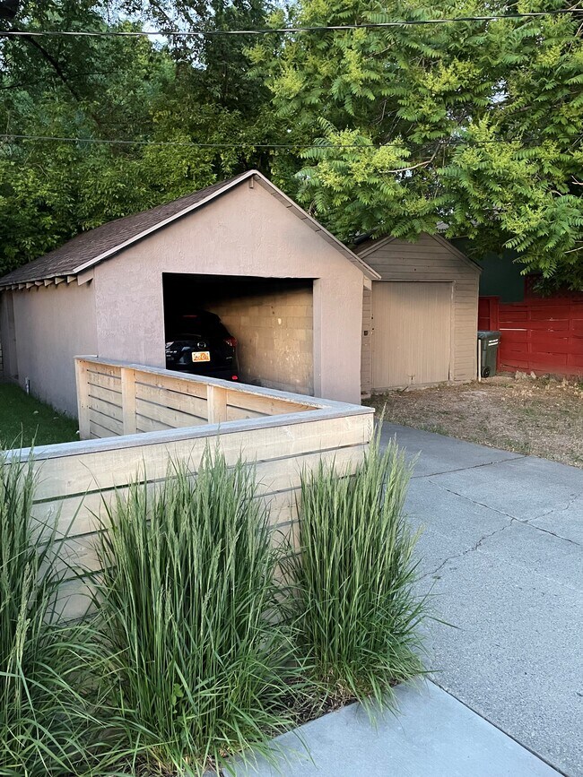 Building Photo - 1206 E Emerson Ave