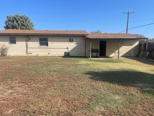 Building Photo - Move in Special! $200 off First Month! Adorable 2 Bedroom with 2 Car Garage Close to Hospitals an...