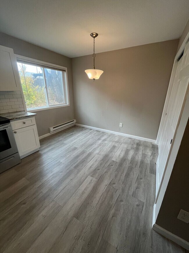 Building Photo - For Rent – Beautifully Remodeled 2-Bedroom Unit in Denver