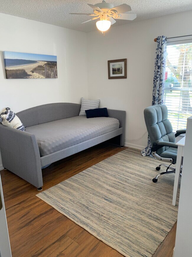 Building Photo - 993 E 13th Sq